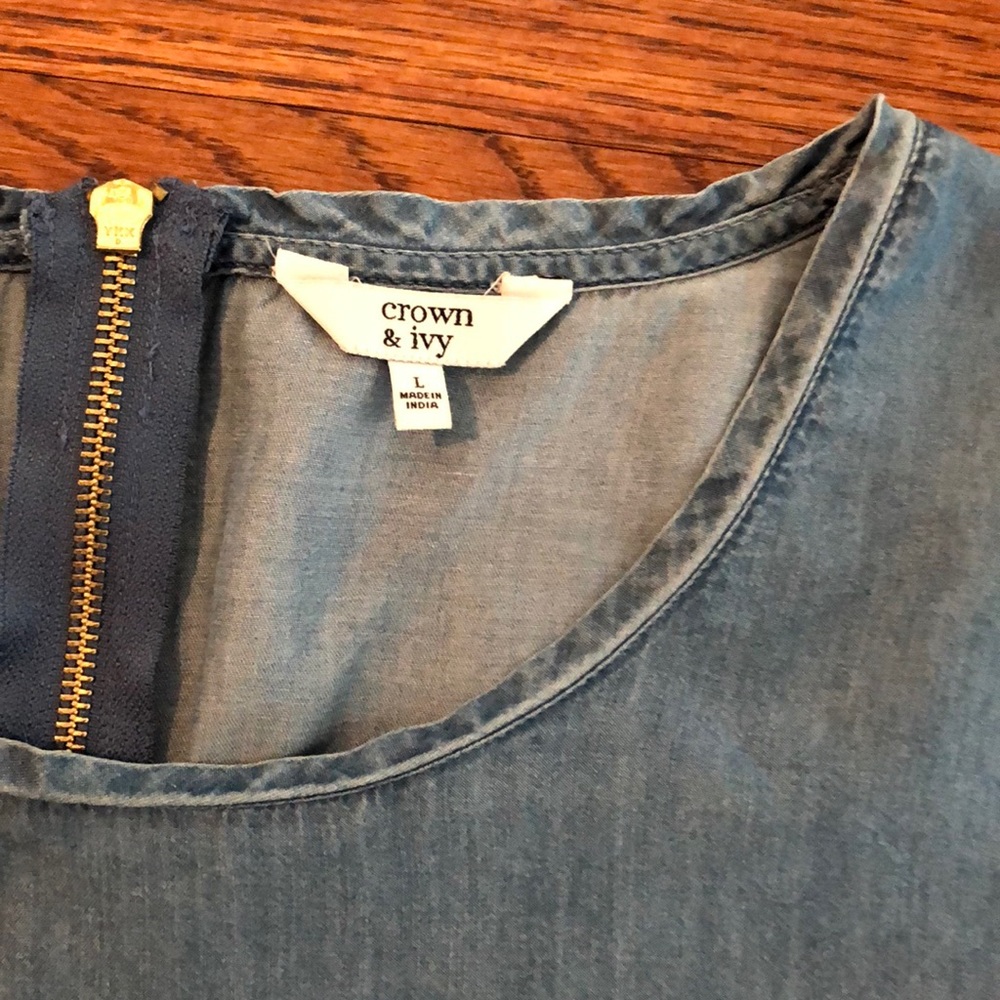 🪸HP🪸 Crown and Ivy Chambray top - Picture 2 of 4